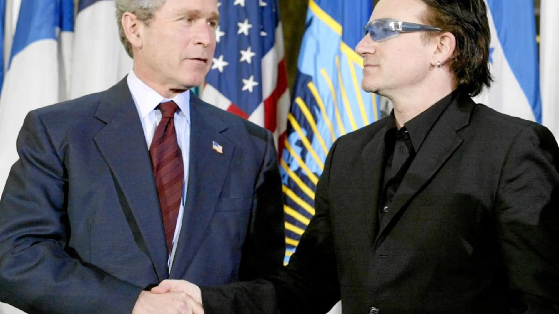 Bono, junto a George W. Bush, en una cumbre por el desarrollo en 2002