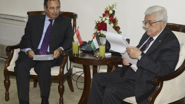 Fotografía facilitada por las Autoridades Palestinas del ministro de Exteriores egipcio, Nabil Fahmi (d) durante la reunión que ha mantenido con el presidente palestino, Mahmud Abás (i), hoy, 26 de agosto de 2013, en la ciudad cisjordana de Ramala.
