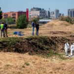 Los Mossos d'Esquadra registran el descampado en el que se halló el cadáver