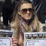 Dos jóvenes españolas se manifiestan en la Place d'Espagne de Bruselas bajo el lema "NoNosVamosNosEchan"en contra del exilio forzoso que les ha llevado a dejar su país ante la falta de oportunidades laborales.