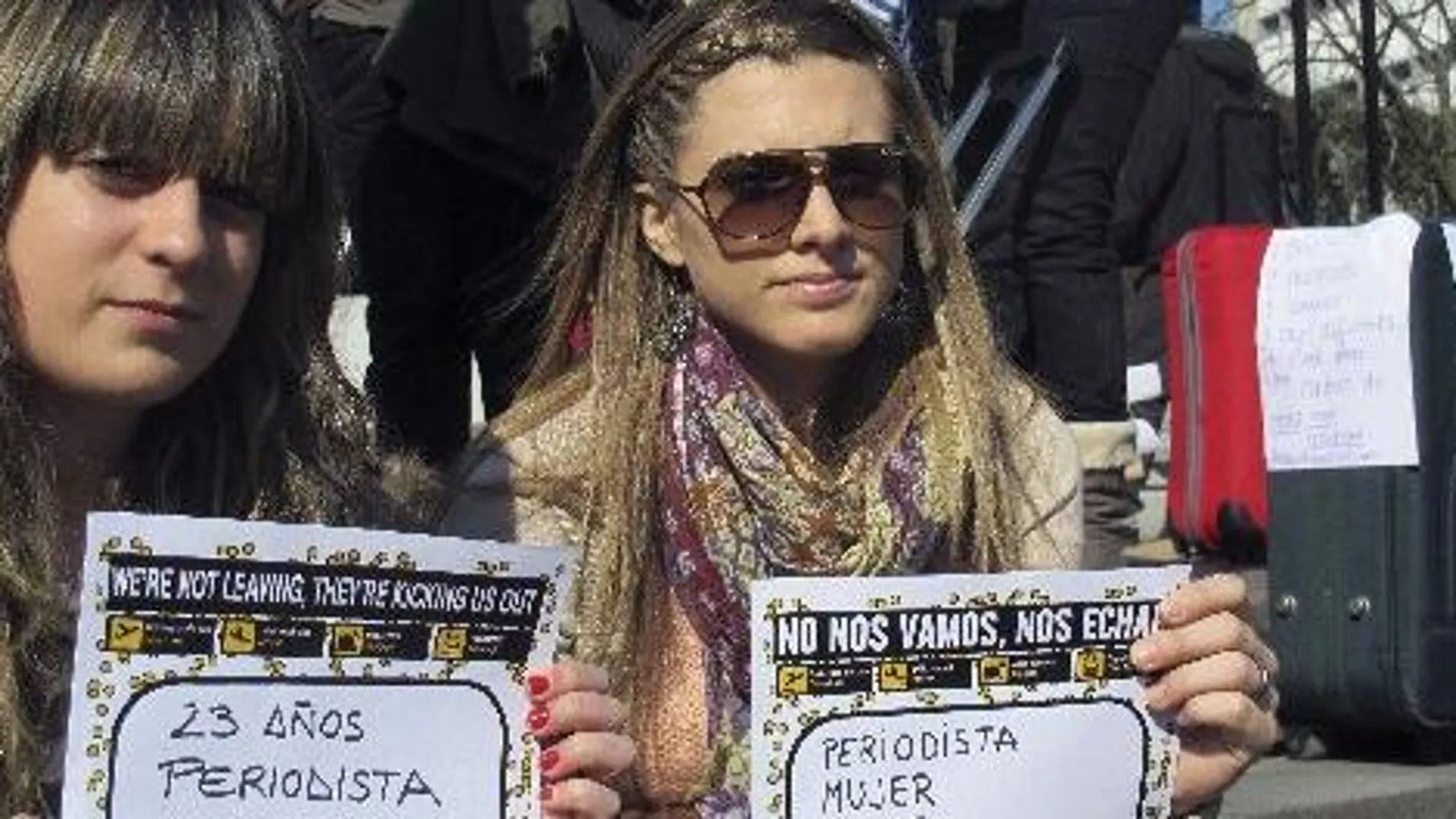 Dos jóvenes españolas se manifiestan en la Place d'Espagne de Bruselas bajo el lema "NoNosVamosNosEchan"en contra del exilio forzoso que les ha llevado a dejar su país ante la falta de oportunidades laborales.