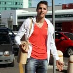 El centrocampista argentino del Roma, Erik Lamela, a su llegada hoy al aeropuerto de Fiumicino, en Roma (Italia), rumbo a Londres para suscribir el contrato con su nuevo club, el Tottenham