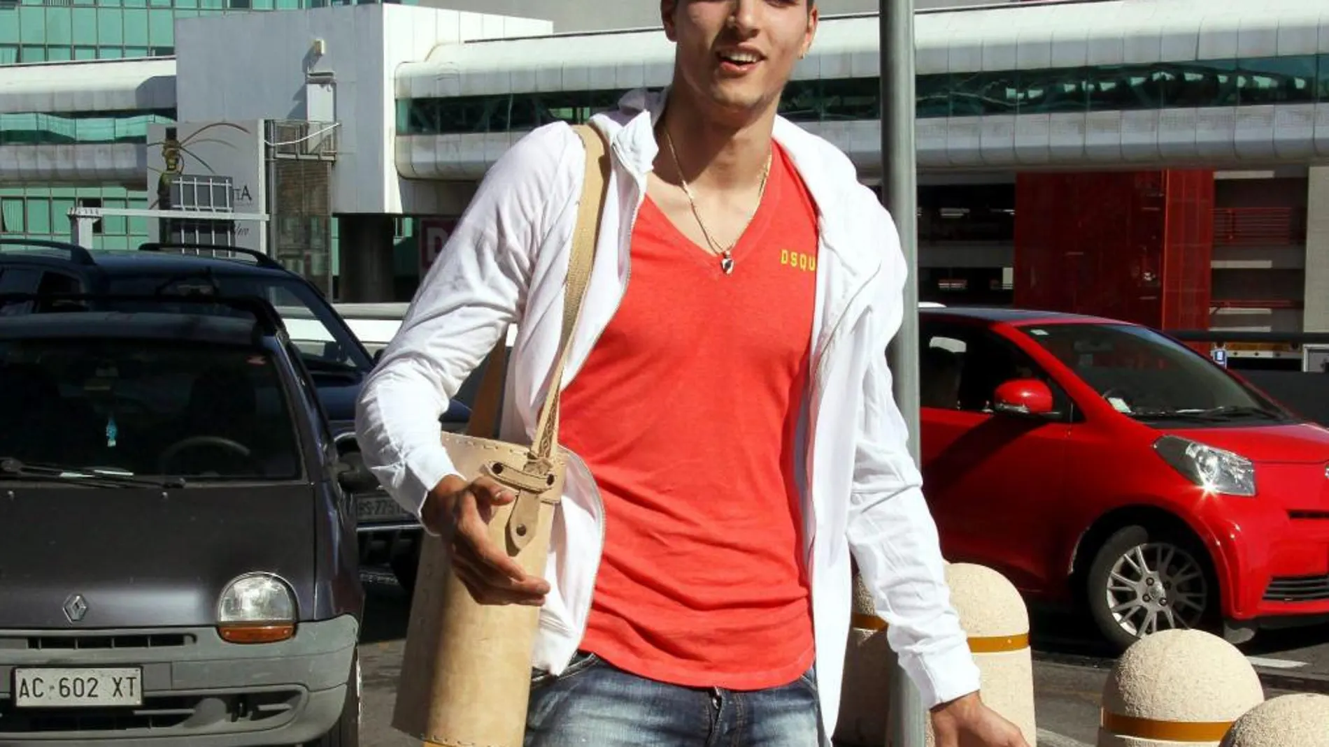 El centrocampista argentino del Roma, Erik Lamela, a su llegada hoy al aeropuerto de Fiumicino, en Roma (Italia), rumbo a Londres para suscribir el contrato con su nuevo club, el Tottenham