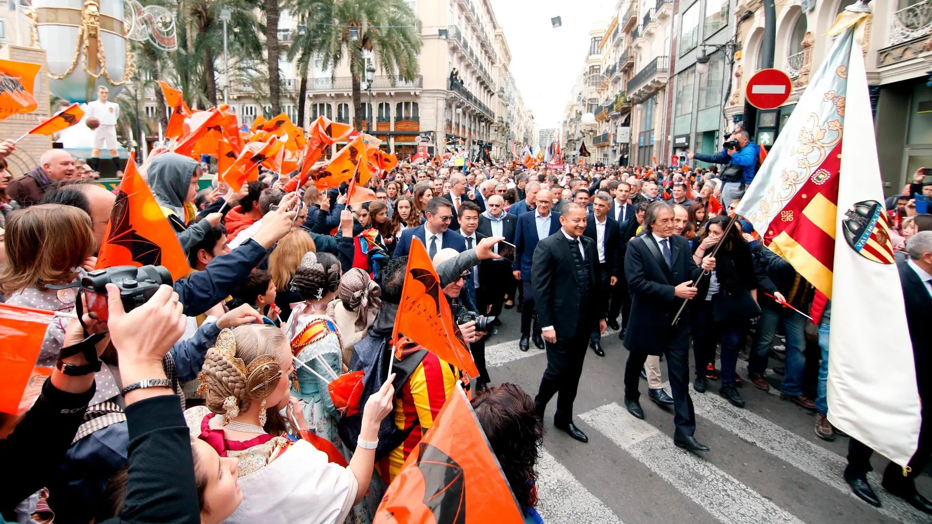El exjugador del Valencia CF Ricardo Arias acompañado por el presidente del club, Anil Murthy, portando la bandera del club durante la marcha cívica que congregó a miles de aficionados en el centenario de su fundación