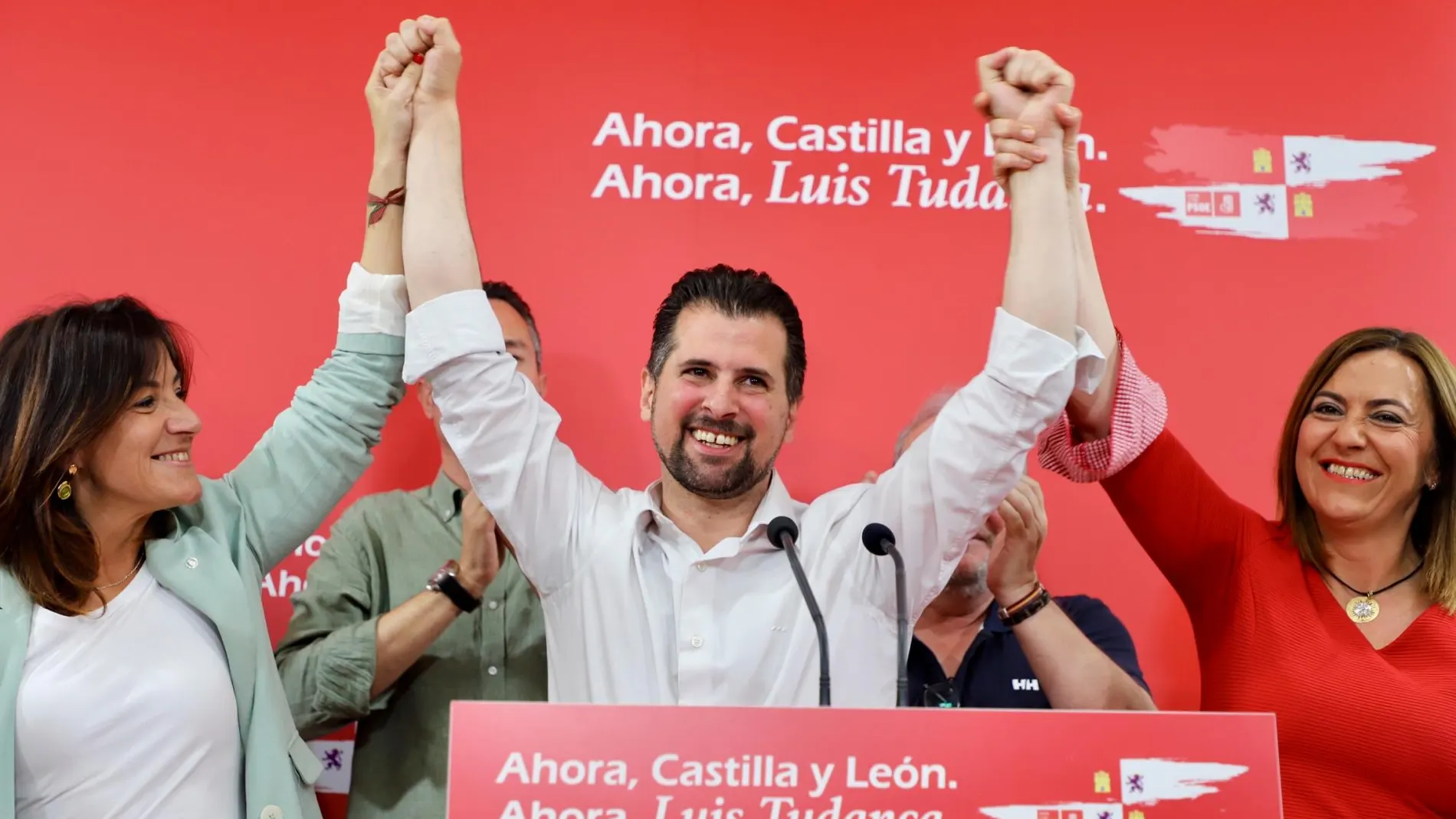 Un exultante Luis Tudanca, junto a Ana Sánchez y Virginia Barcones, tras saberse ganador de las elecciones autonómicas en Castilla y León