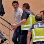 El alcalde de Ontinyent y ex presidente de la Diputación, Jorge Rodríguez, acompaña a la Policía en un registro