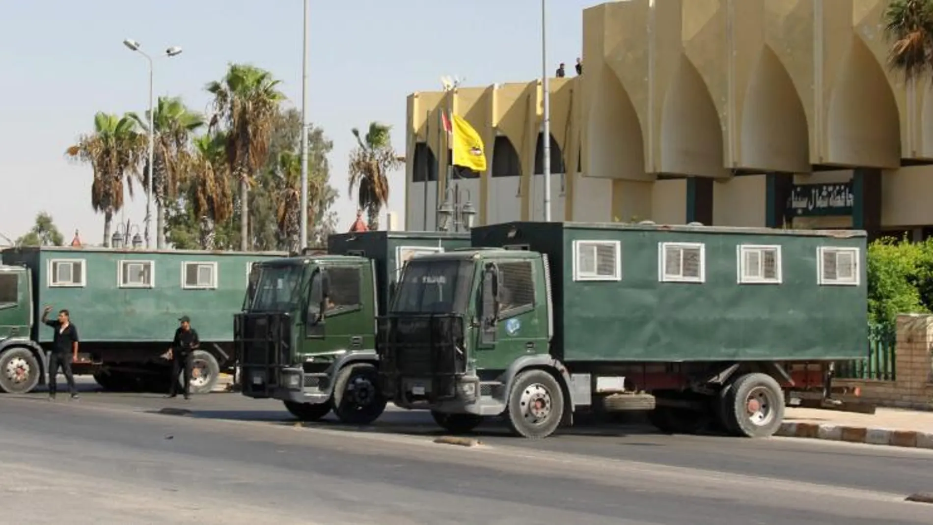 El Ejército egipcio, desplegado en el edificio del gobernador en Arish, en el Sinaí egipcio