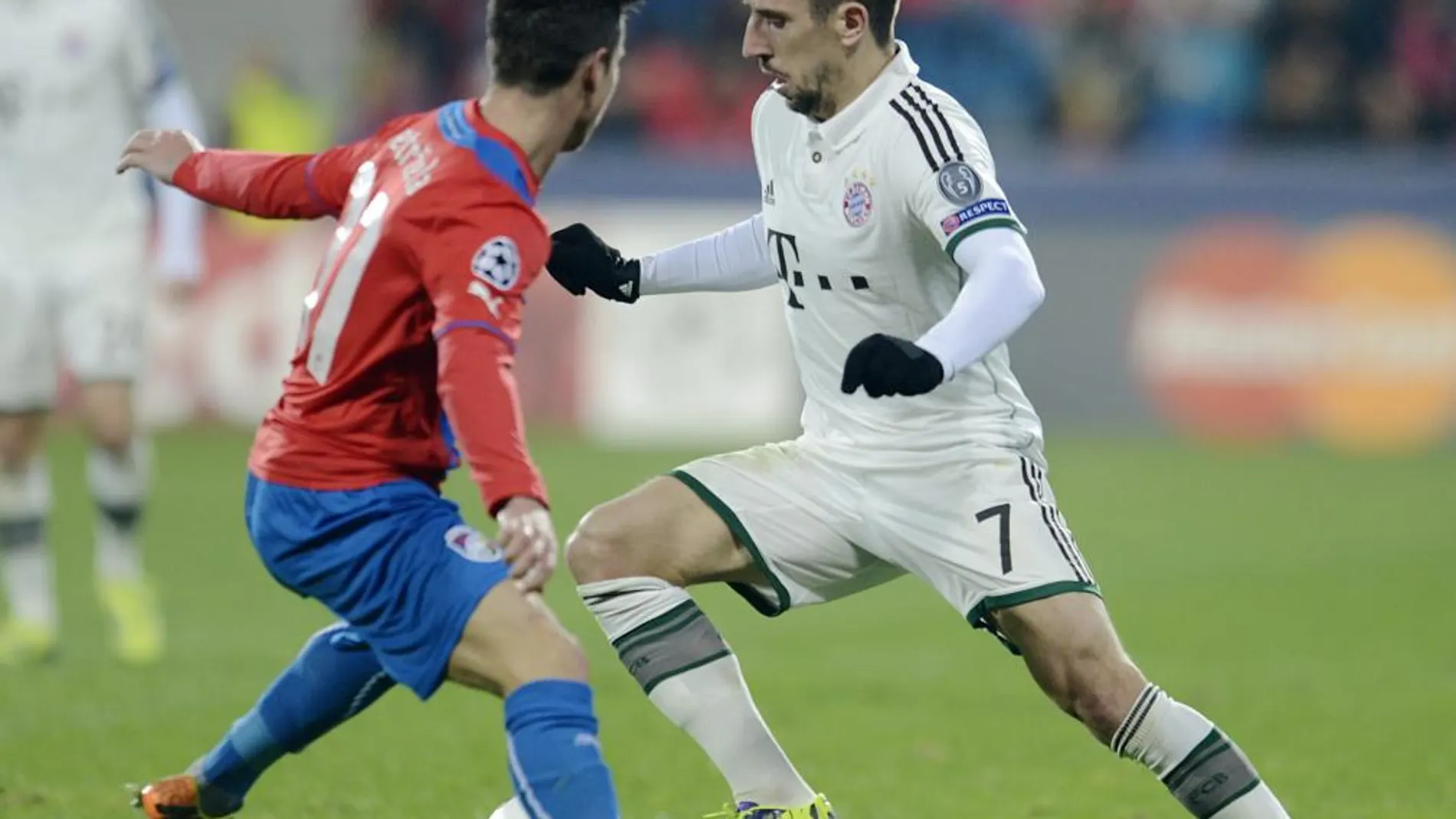 El jugador del Bayern Munich Franck Ribery disputa el balón con Milan Petrzela, del Viktoria Plzen anoche