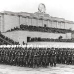 Hitler concentraba a las masas en grandiosas edificaciones, con el fin de controlarlas y mostrarles el tamaño de su poder.