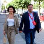 Guillermo Fernández Vara, candidato del PSOE a la presidencia de la Junta de Extremadura, pasea junto a su mujer María Luisa Martínez para votar en Olivenza