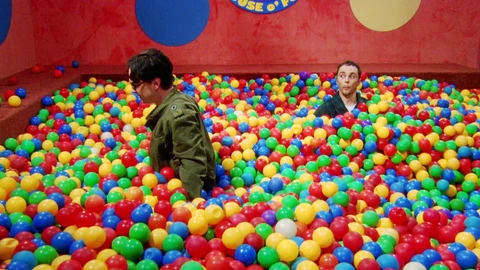Escena de un capítulo en el que Sheldom pronuncia «¡Bazinga!», una expresión que usa cuando logra tomar el pelo a alguien