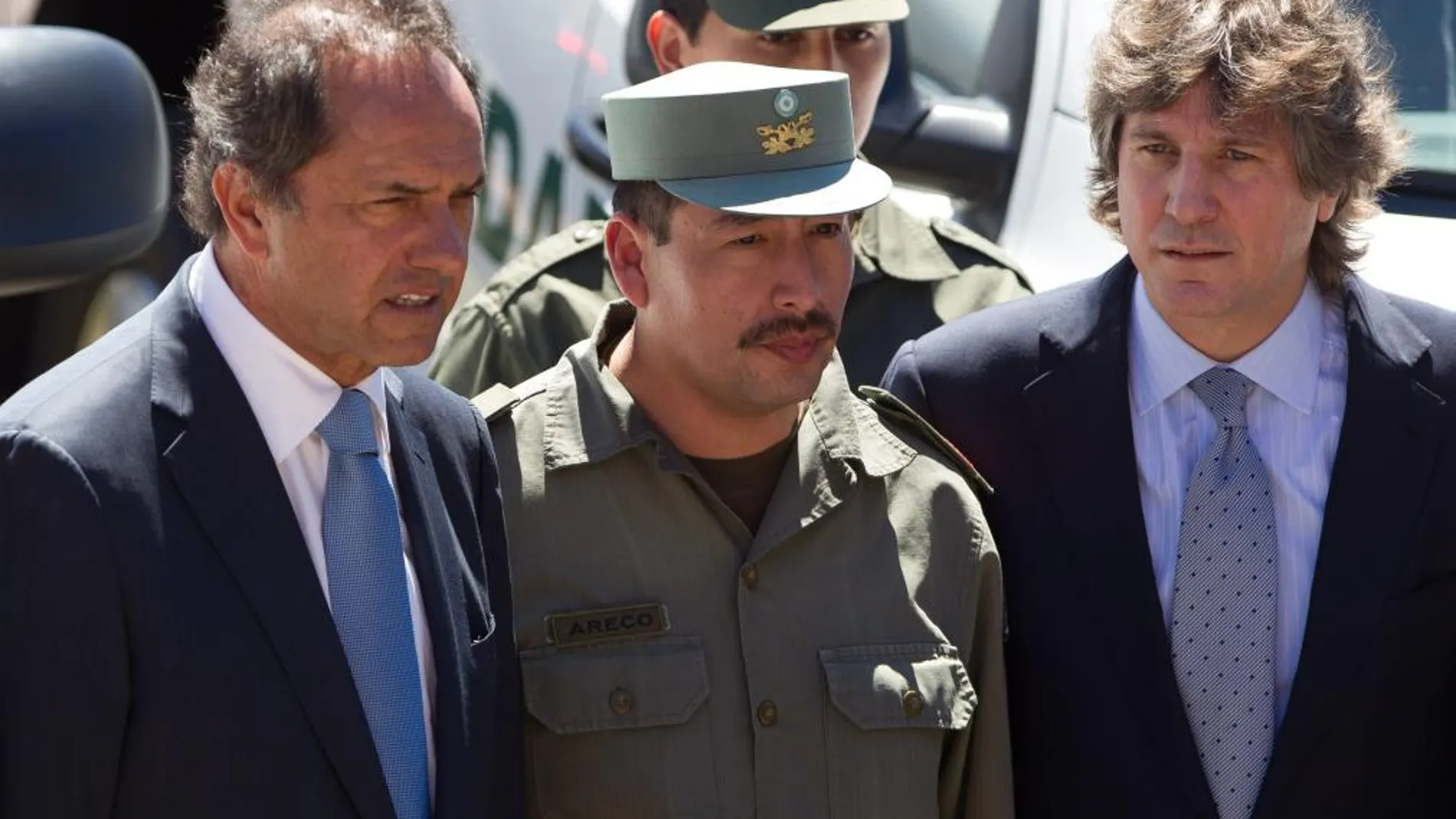 El vicepresidente argentino, Amado Boudou (d), camina junto al gobernador de la provincia de Buenos Aires, Daniel Osvaldo Scioli