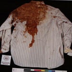 LA VERDAD DESNUDA. La camisa manchada de sangre que vistió Kennedy el día de su muerte.