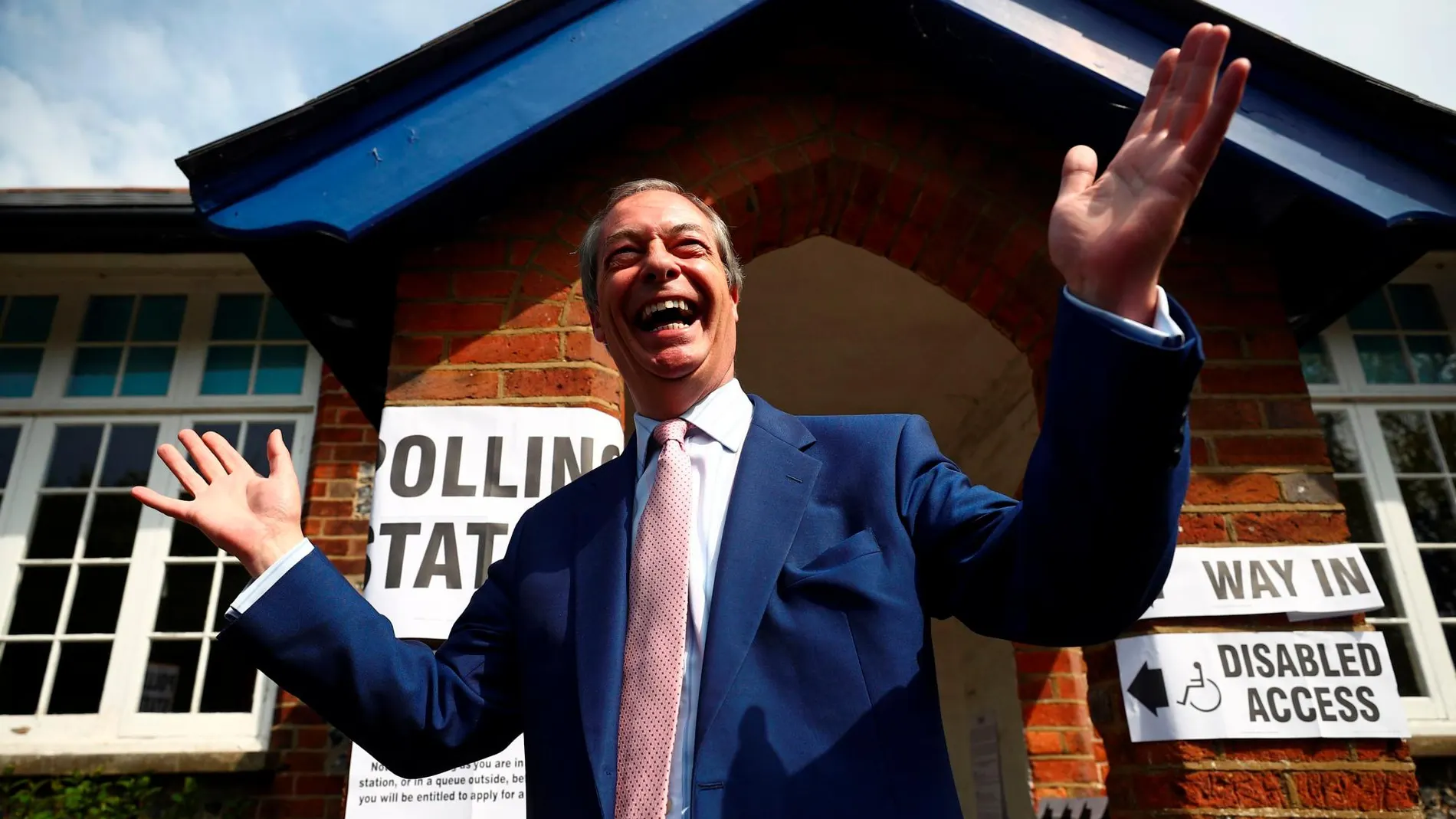 Nigel Farage después de votar en las elecciones europeas