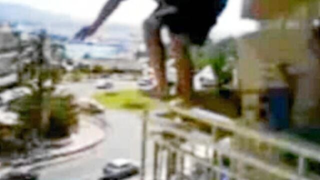 Un joven salta desde el balcón de un hotel de Lloret de Mar
