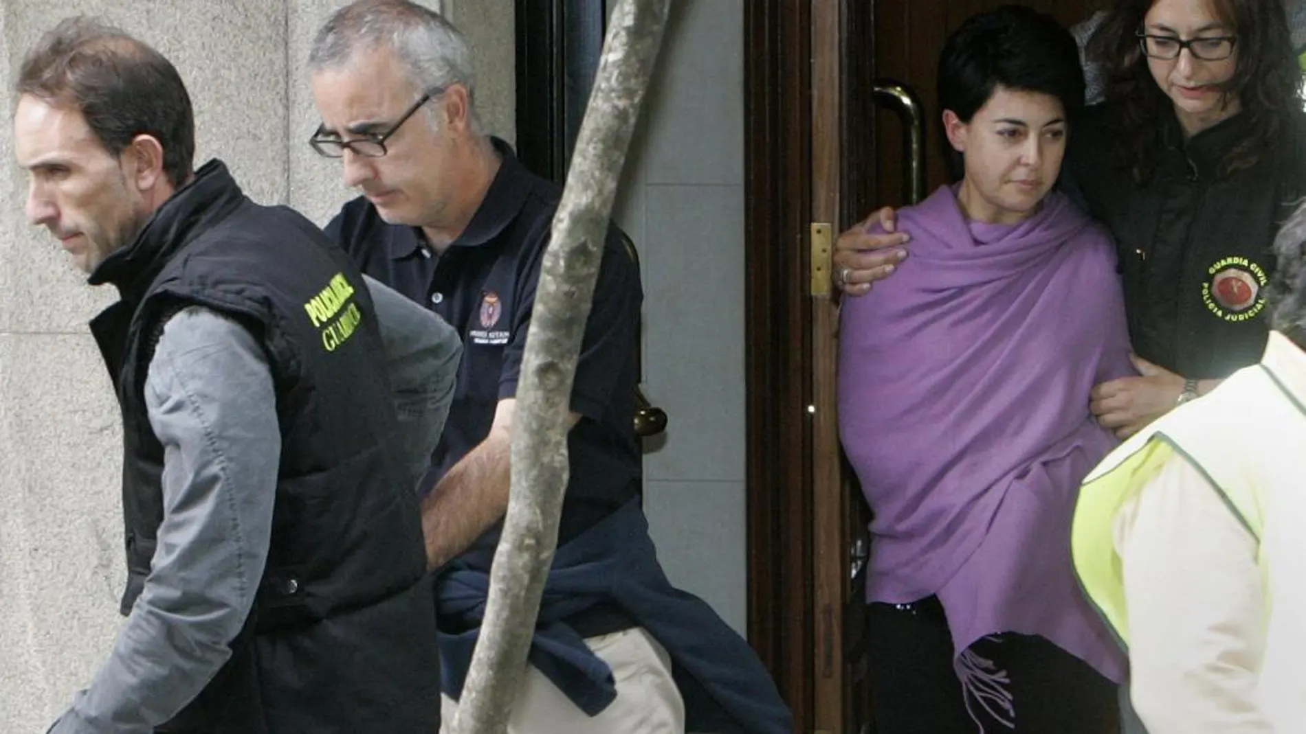 Rosario Porto y Alfonso Basterra, salen de la casa familiar custodiados por la Policía