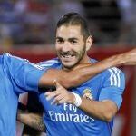 Arbeloa celebra con Benzema, autor del tanto, el gol del triunfo madridista en Los Cármenes