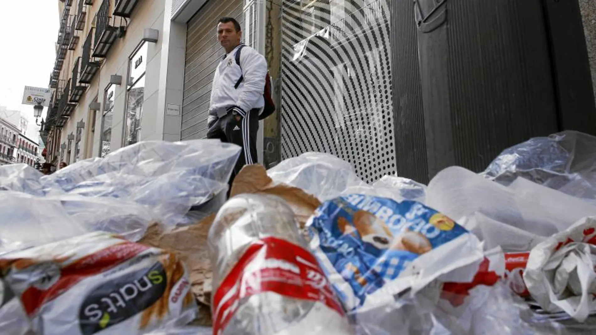 Bolsas de basura rotas, restos esparcidos y papeleras que rebosan eran ayer la imagen del centro de la capital