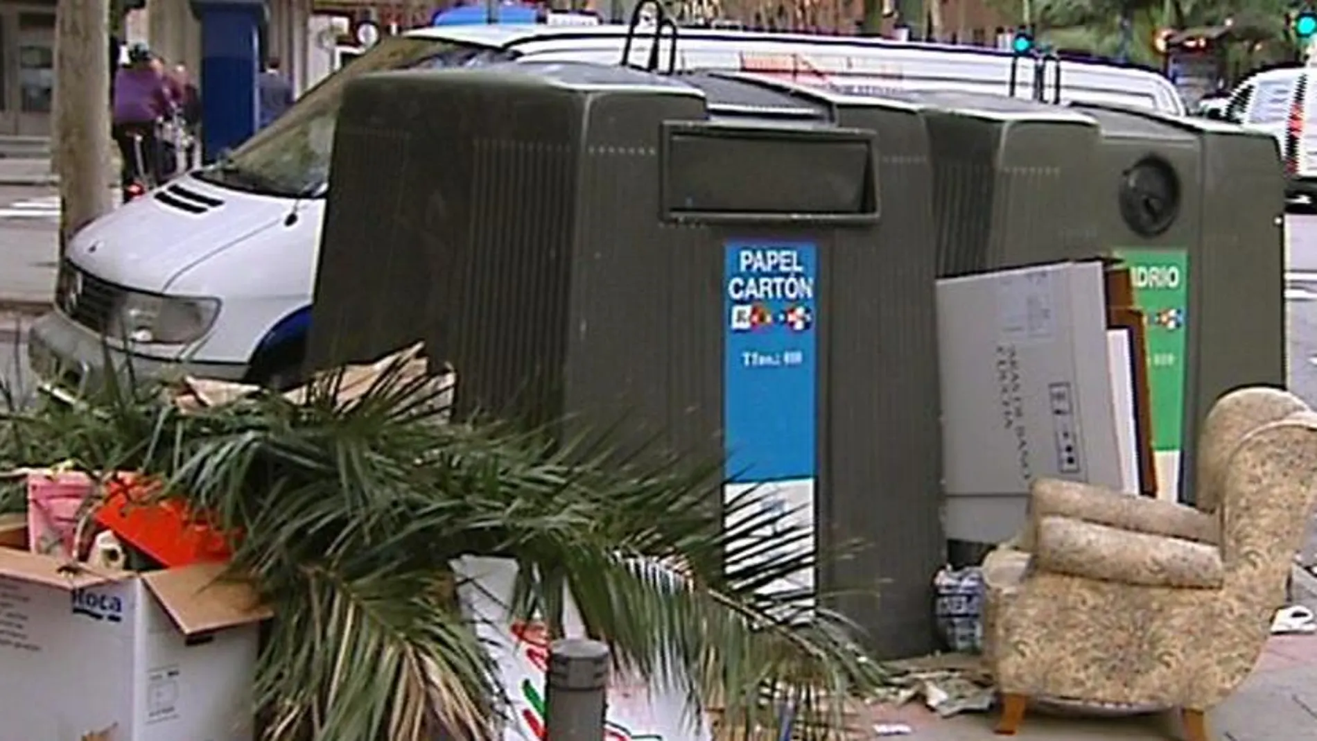 Imagen de televisión de varios contenedores en la calle Orense con basura sin recoger