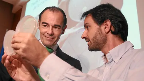 El conseller de Sanidad, Manuel Llombart, junto a Alejandro Mira