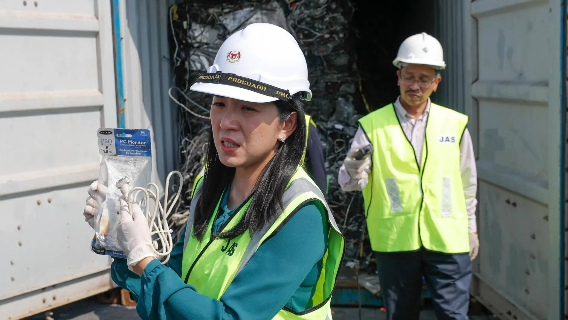 La ministra malasia muestra un ejemplo de basura plástica de Estadous Unidos en Port Klang, Malasia/ AP