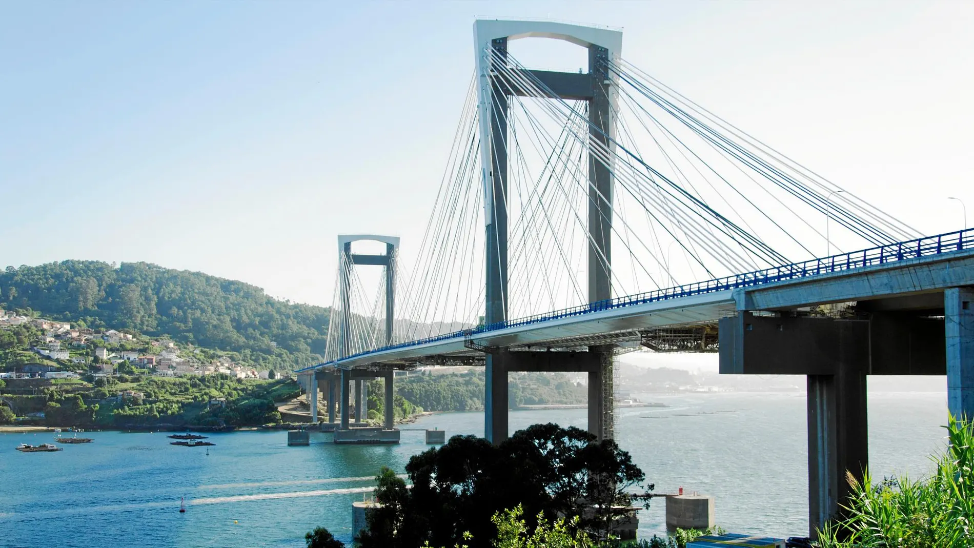 El puente de Rande, con 700 metros de longitud, salva la ría de Vigo y es el primer atirantado del mundo que ha sido ampliado
