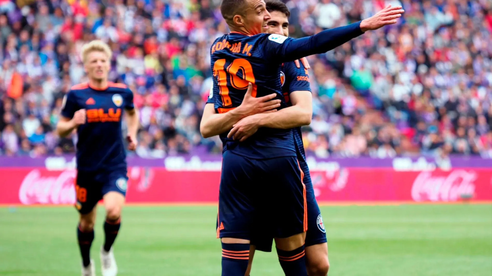 Los jugadores del Valencia celebran el gol anotado por el centrocampista Carlos Soler ante el Valladolid, en el partido correspondiente a la 38ª jornada de LaLiga