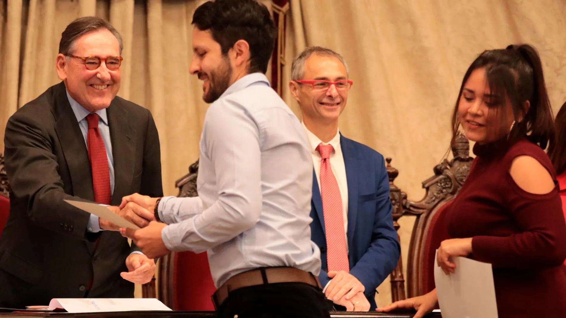 El rector Ricardo Rivero y Matías Rodríguez entregan diplomas a los estudiantes de las becas Usal-Banco Santander