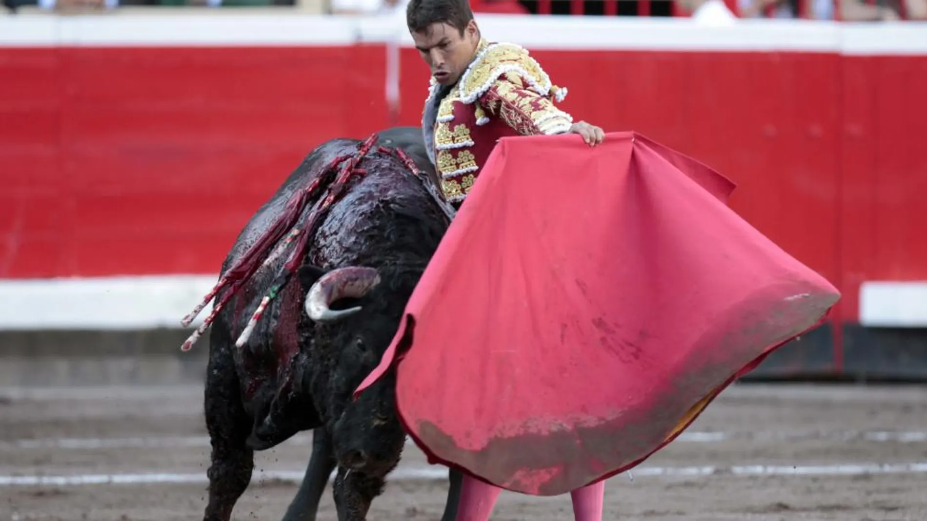 Manzanares torea por alto a uno de sus ejemplares de El Pilar en la cuarta de abono