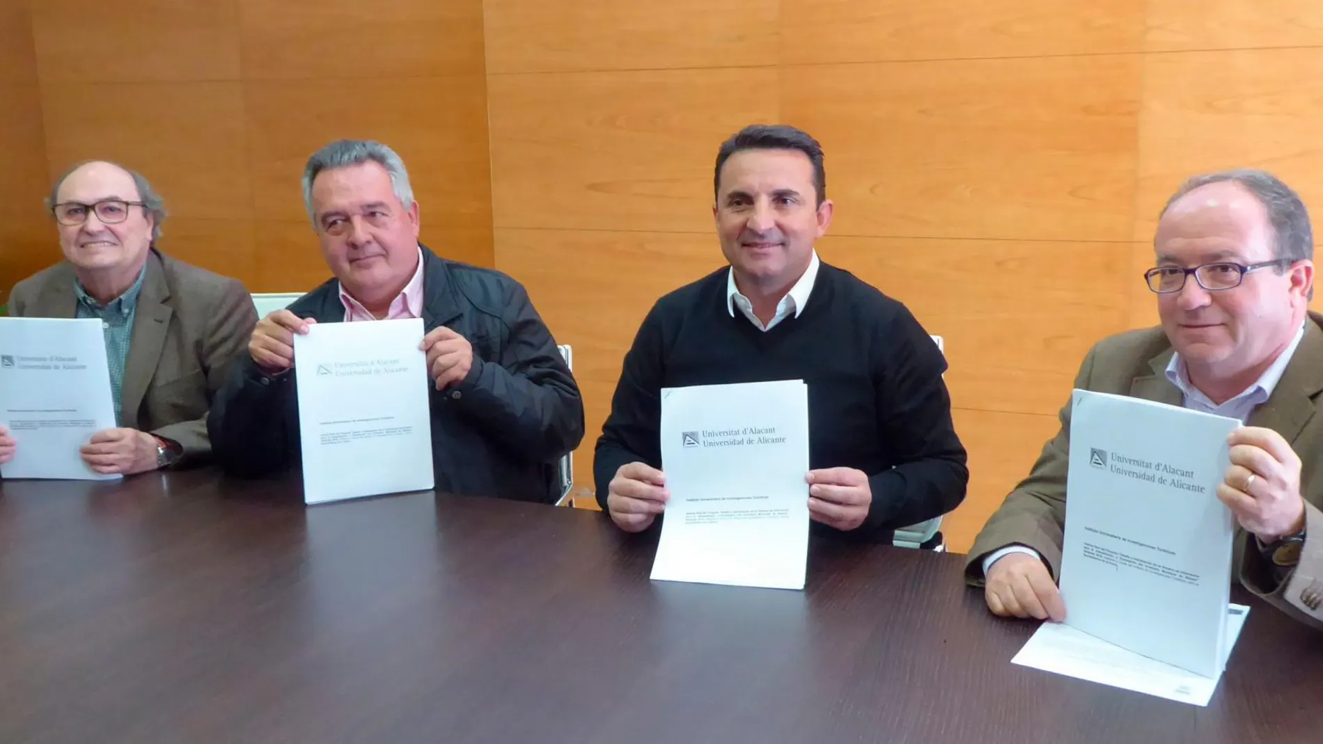 Imagen de la presentación del informe que contó con la participación de Pedro Lloret, concejal de Cultura, Francisco Monllor, profesor de la UA, junto a Bernabé Cano, alcalde de La Nucía