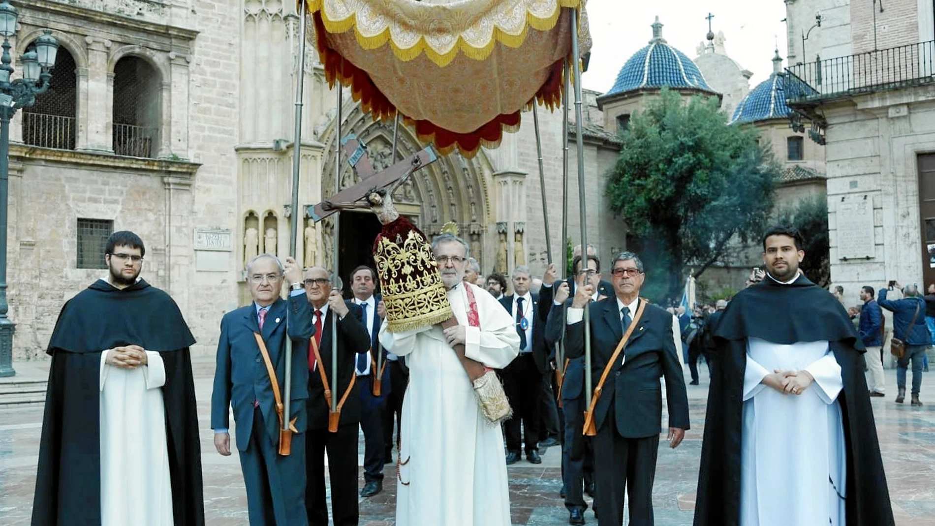 El pasado fin de semana se organizó una procesión multitudinaria, que se celebra cada cien años, y donde la imagen de la Virgen de los Desamparados fue precedida por el crucifijo que regaló San Vicente a la localidad de Graus (Huesca)