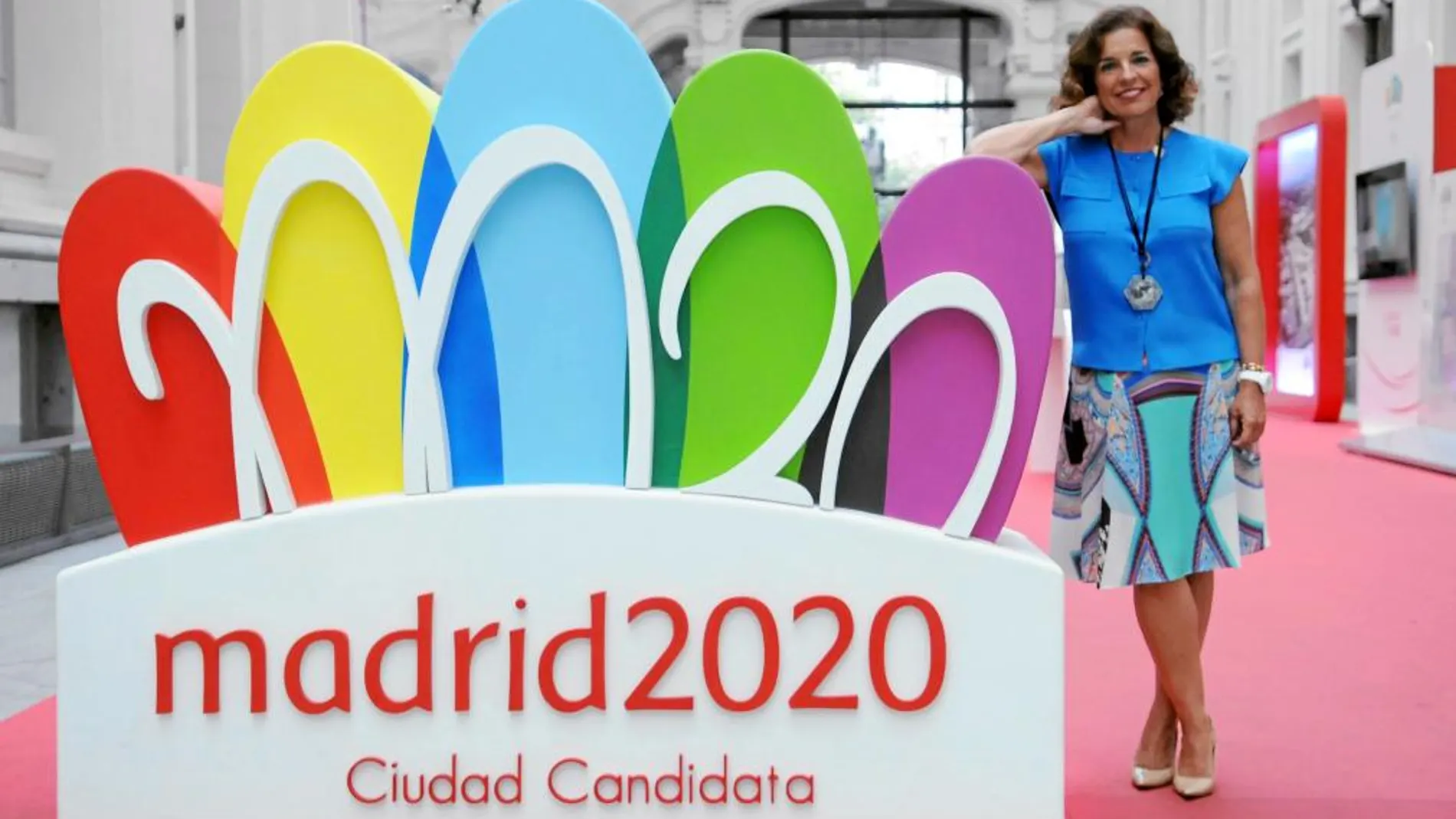 Ana Botella, junto al logo de la candidatura de Madrid 2020, en el interior de la sede del Ayuntamiento de Madrid
