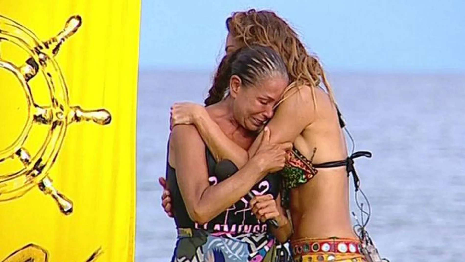 Isabel Pantoja se abraza con Lara Álvarez