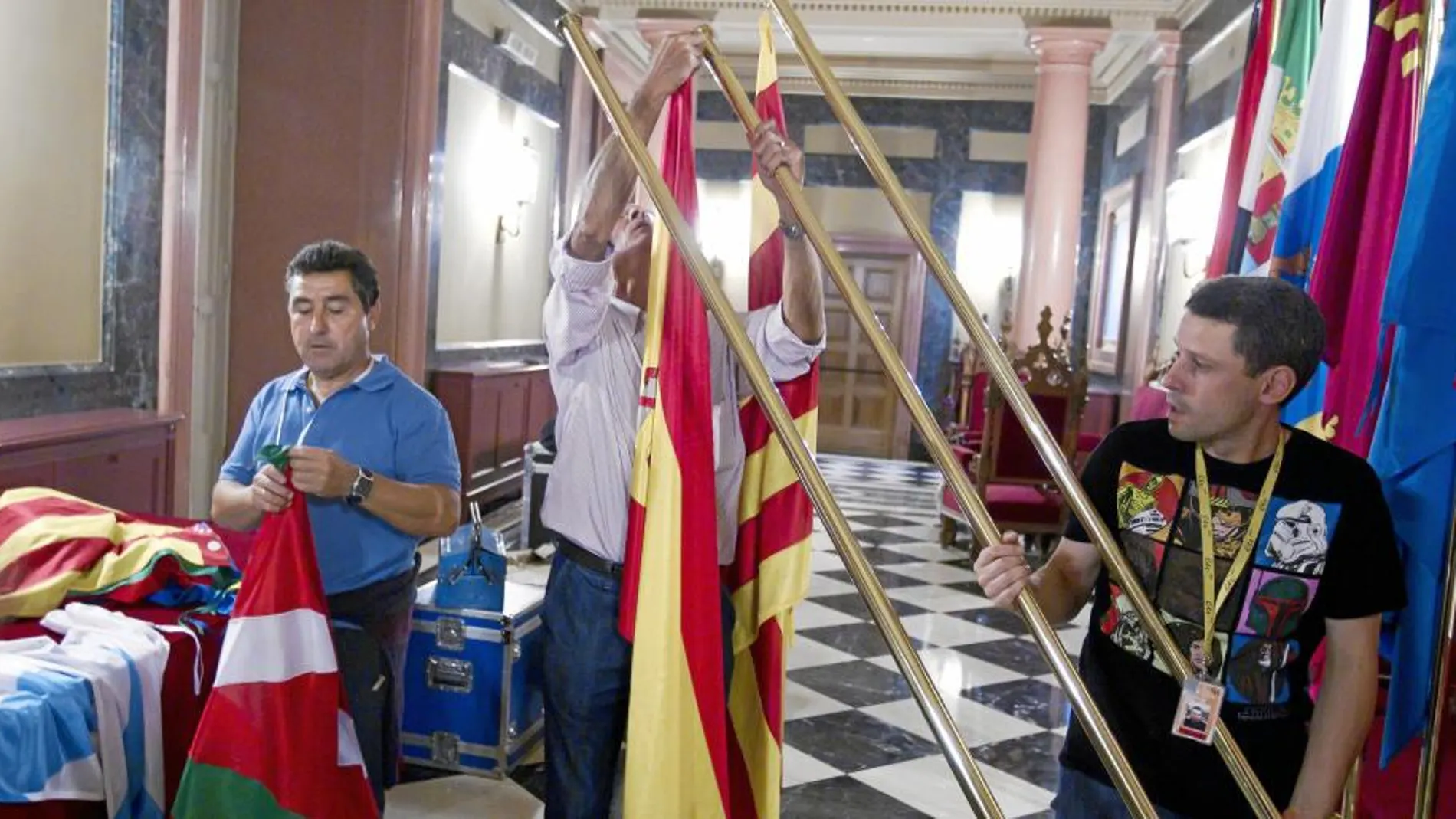 El Gobierno tiene la difícil tarea de contentar a las comunidades. En la imagen, preparativos de la Conferencia de Presidentes Autonómicos de 2012