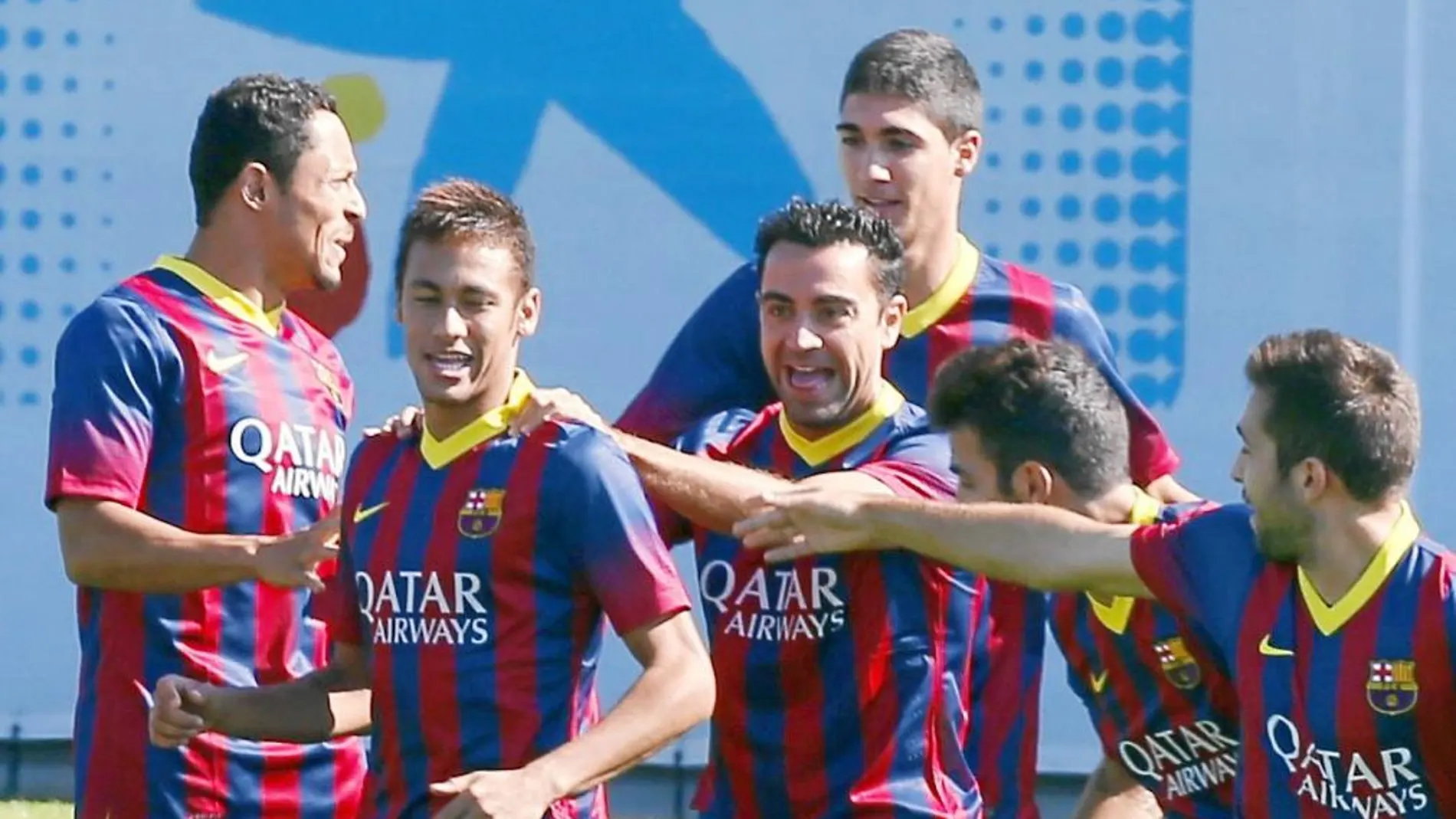 Neymar y Xavi, con otros compañeros, ayer, en el entrenamiento del Barcelona. Los azulgrana trabajaron con el uniforme oficial