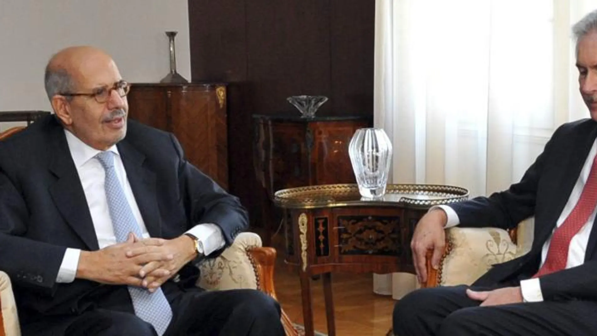 Mohamed el Baradei y el subsecretario de Estado de EEUU, William Burns el pasado 6 de agosto