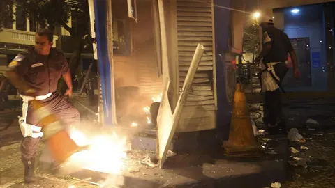Los manifestantes incendiaron garitas policiales