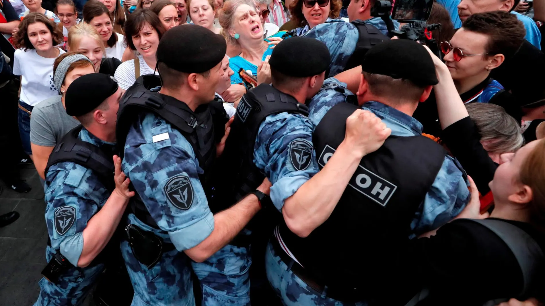 Agentes de la Guardia Nacional rusa detienen a varios participantes durante una manifestación en Moscú en apoyo al periodista de investigación ruso Ivan Golunov, que ayer fue puesto en libertad sin cargos/ EFE