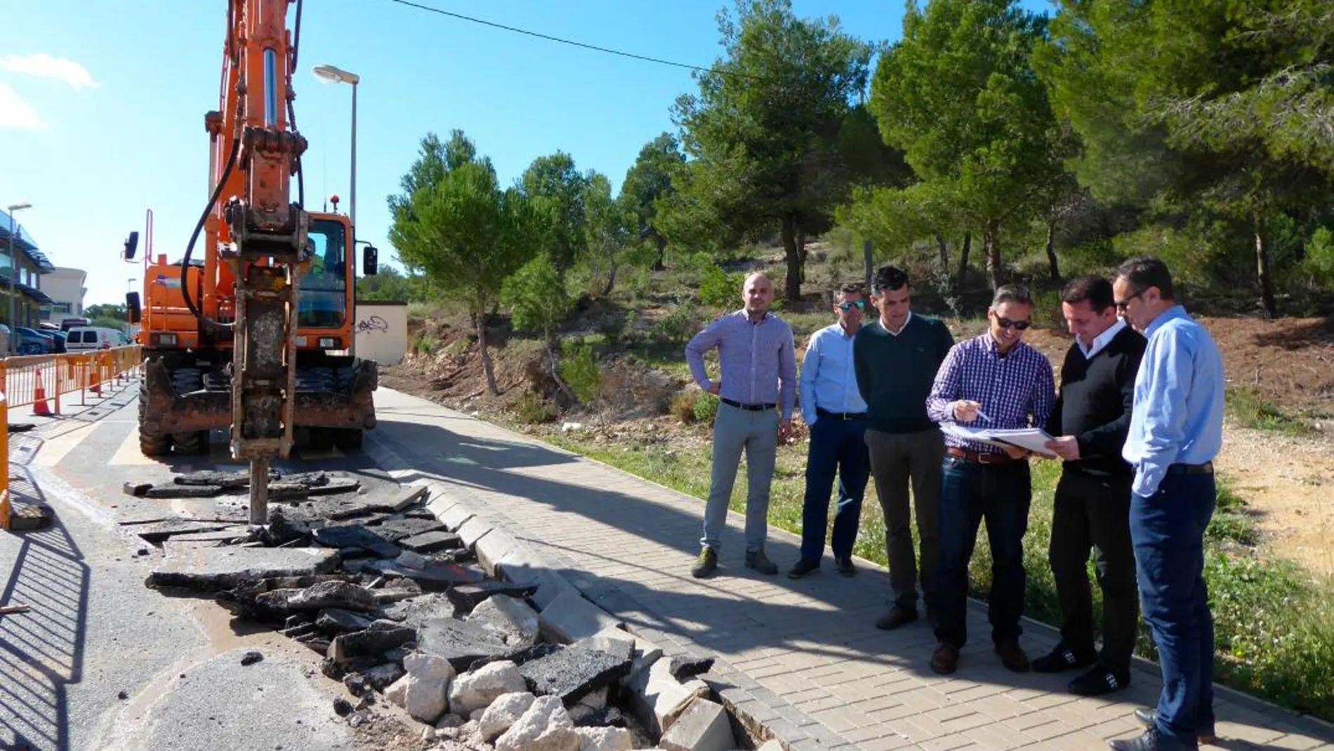 Bernabé Cano, alcalde de La Nucía, y Miguel Ángel Ivorra, concejal de Urbanismo, junto al equipo director de la obra visitando el inicio de las obras en la calle Guadalest durante esta semana/La Razón