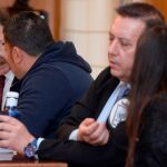 Los abogados de las defensas de Davinia M., y el compañero sentimental de la progenitora, Roberto H., conversan con los acusados en una de las últimas sesiones del juicio contra ellos por los delitos de maltrato, violación y asesinato de la niña de 4 años llamada Sara