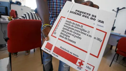 En la imagen, uno de los paquetes de higiene que Cruz Roja reparte a personas en riesgo de exclusión