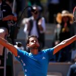Dominic Thiem celebra su triunfo ante Djokovic en Roland Garros.