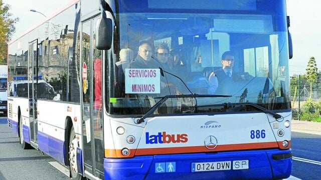Los servicios mínimos salieron de las cocheras con importantes retrasos
