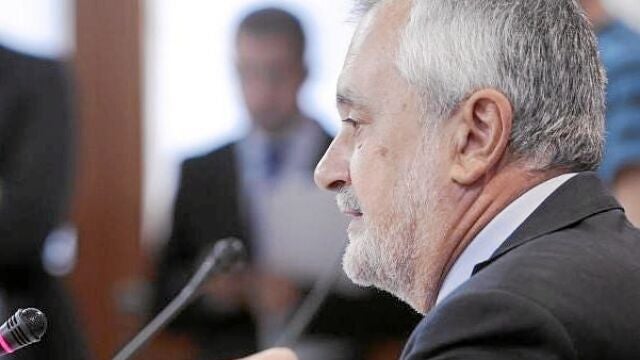 El senador y ex presidente de la Junta, José Antonio Griñán, ayer en el Parlamento