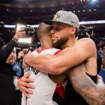 Stephen Curry abraza a Damian Lillard al final del partido