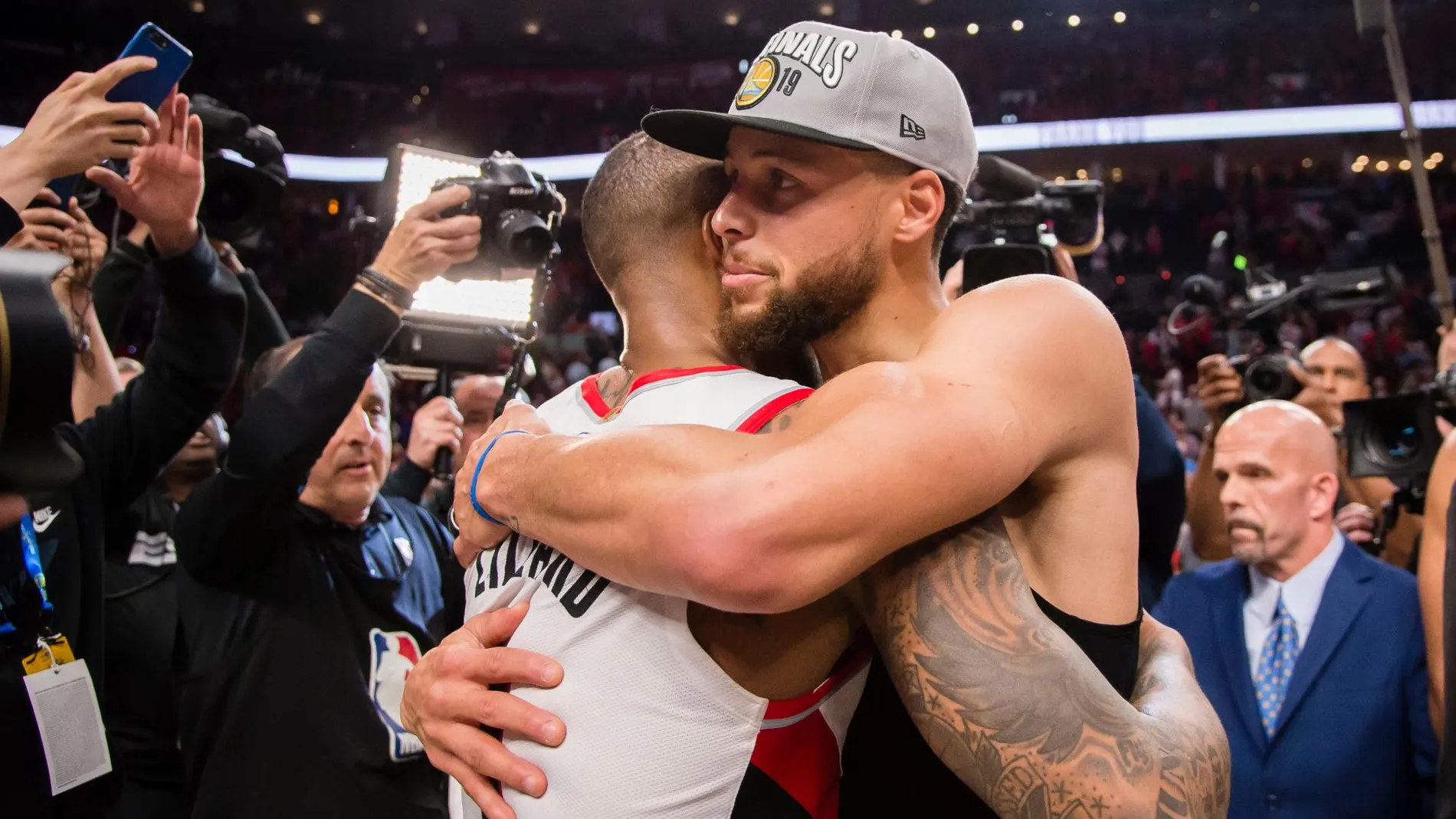 Stephen Curry abraza a Damian Lillard al final del partido