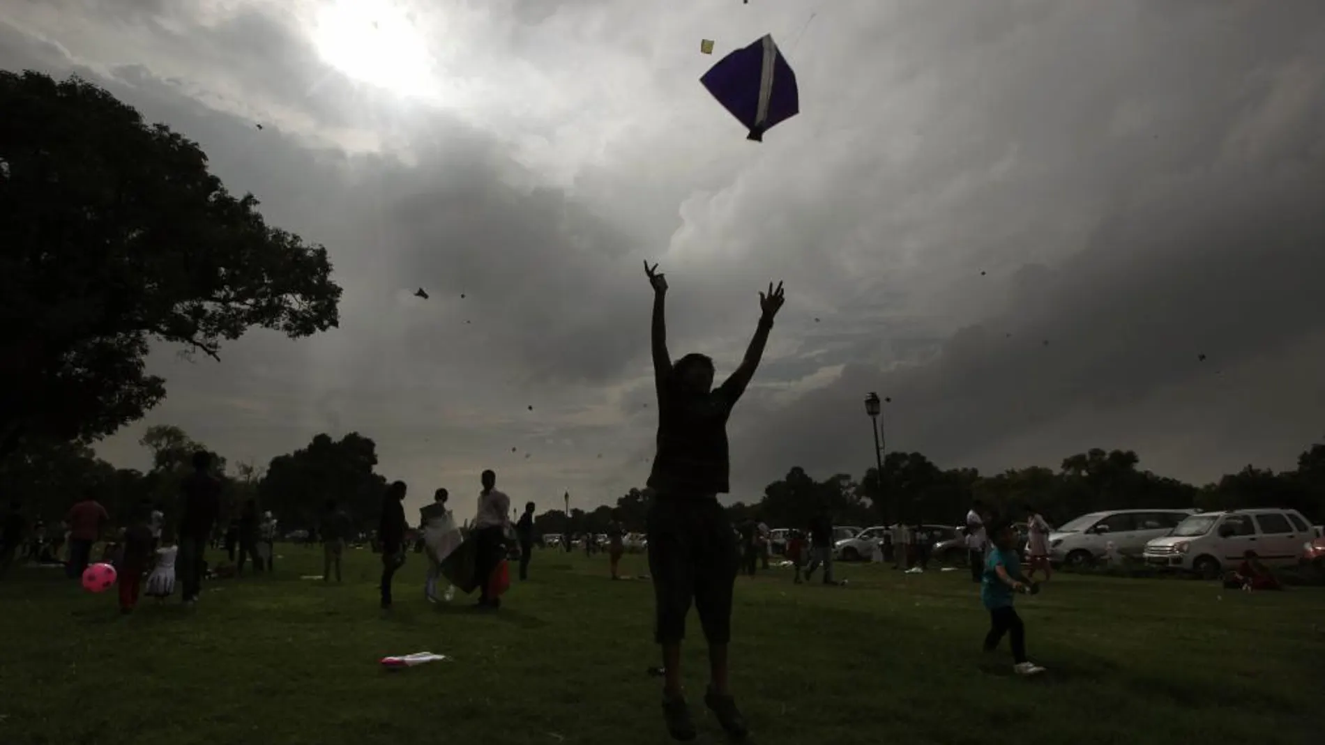 Los niños indios vuelan sus cometas cerca del monumento Puerta de la India en Nueva Delhi, India