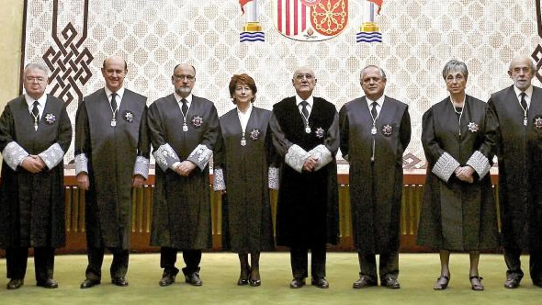 López (1º izda.), Xiol (2º izda.), Martínez-Vares (2º dcha.) y González-Trevijano (1º dcha.) tomaron posesión como nuevos magistrados del TC ayer por la tarde, mientras que Francisco José Hernando (centro) se convirtió en presidente en funciones.