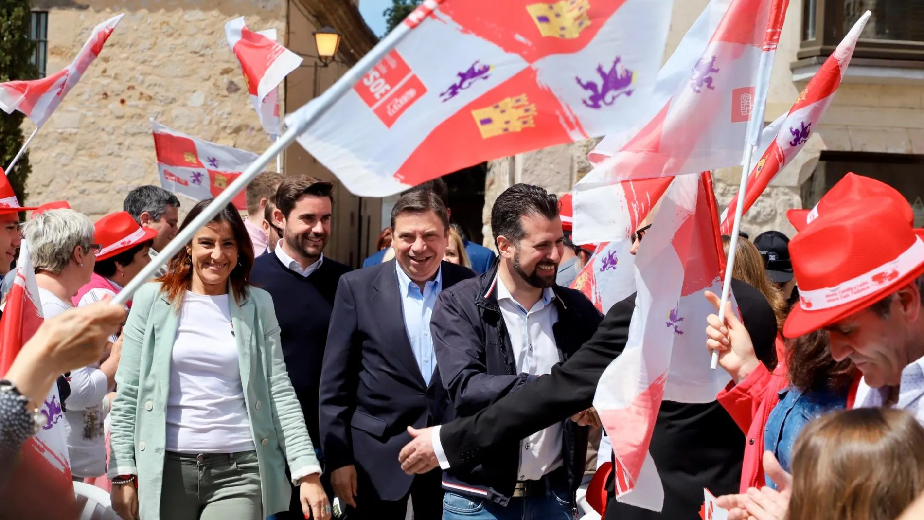 El candidato socialista, Luis Tudanca, saluda a los asistentes al mitin de Zamora, junto al ministro Planas, Ana Sánchez y Antidio Fagúndez