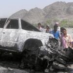 Aspecto de un vehículo tras un ataque con un avión no tripulado en la provincia de Lahj, en el sur de Yemen, la pasada semana